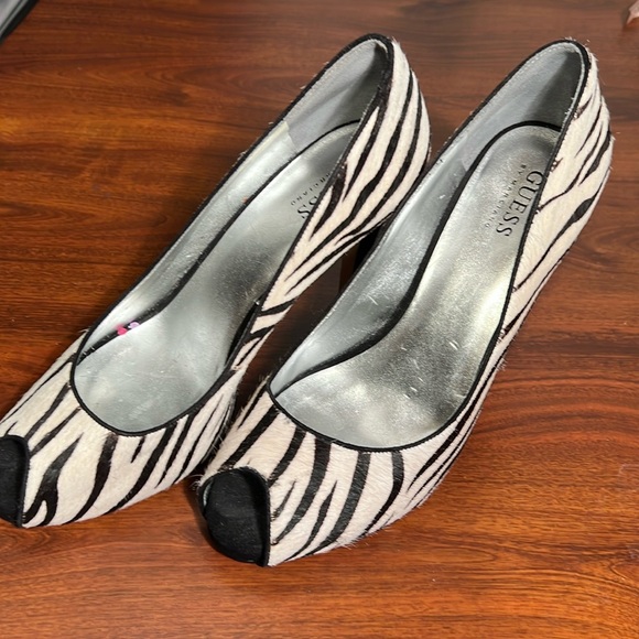 Guess black & white open toed pony hair dyed,4’ pumps - Picture 3 of 10